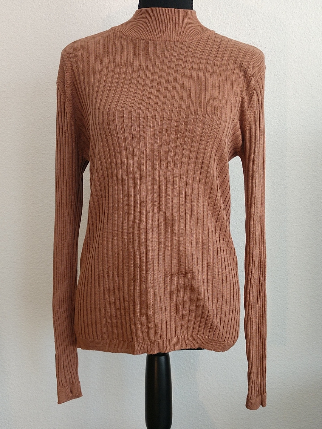 Ribbed Mock Neck Sweater In Warm Rust
